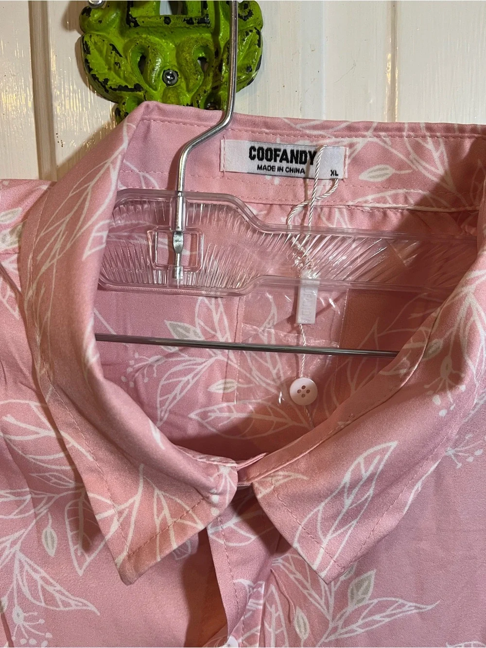 Mens XL pink Coofandy Hawaiian shirt w white leaf pattern Button Down closure